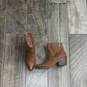 Lucky Brand Western Brown leather 2.5” Boots